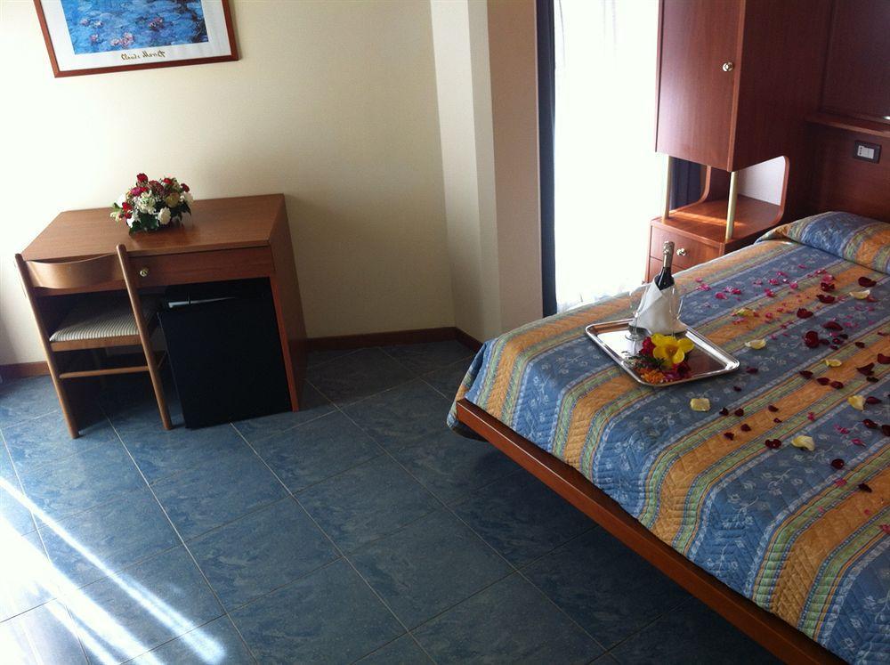 Hotel Gabbiano Porto San Giorgio Bagian luar foto