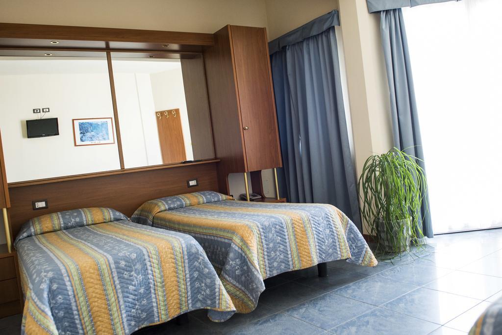 Hotel Gabbiano Porto San Giorgio Bagian luar foto