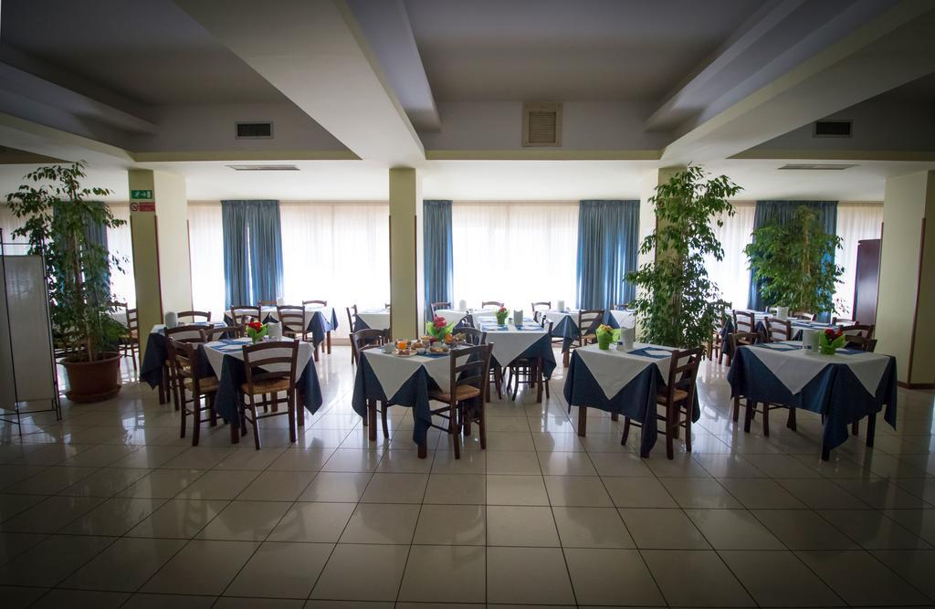 Hotel Gabbiano Porto San Giorgio Bagian luar foto