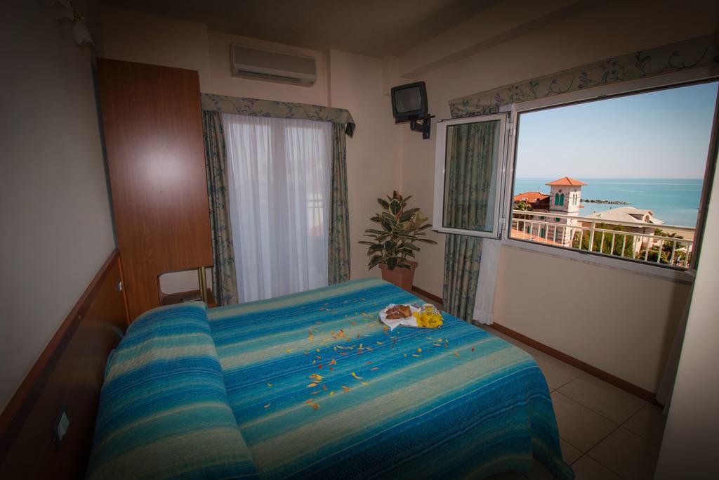 Hotel Gabbiano Porto San Giorgio Bagian luar foto