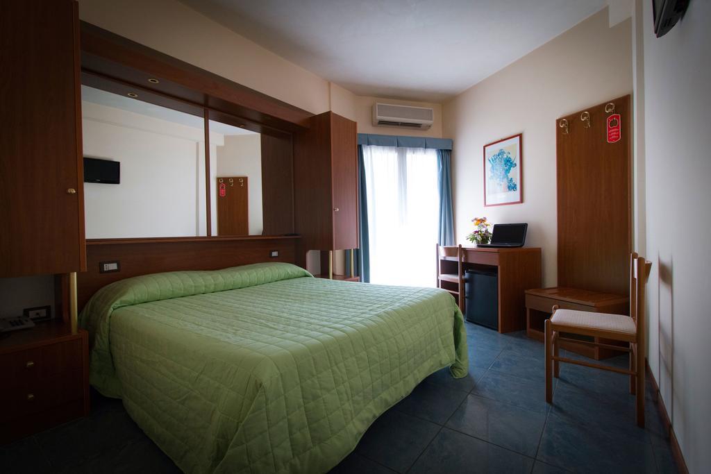 Hotel Gabbiano Porto San Giorgio Bagian luar foto