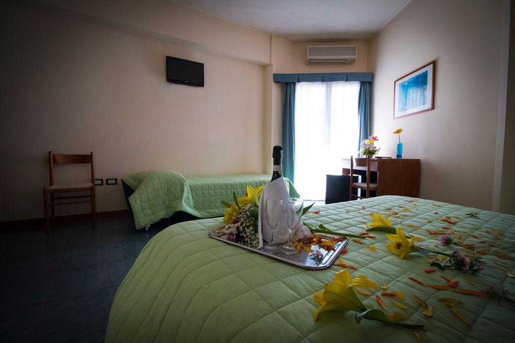 Hotel Gabbiano Porto San Giorgio Bagian luar foto