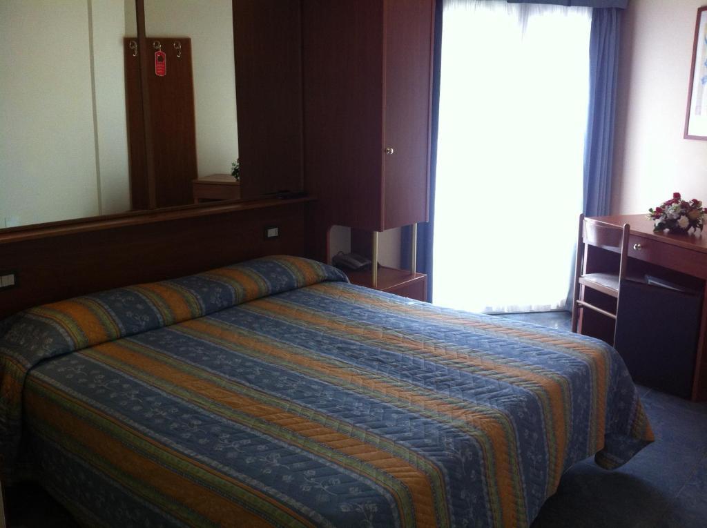 Hotel Gabbiano Porto San Giorgio Ruang foto