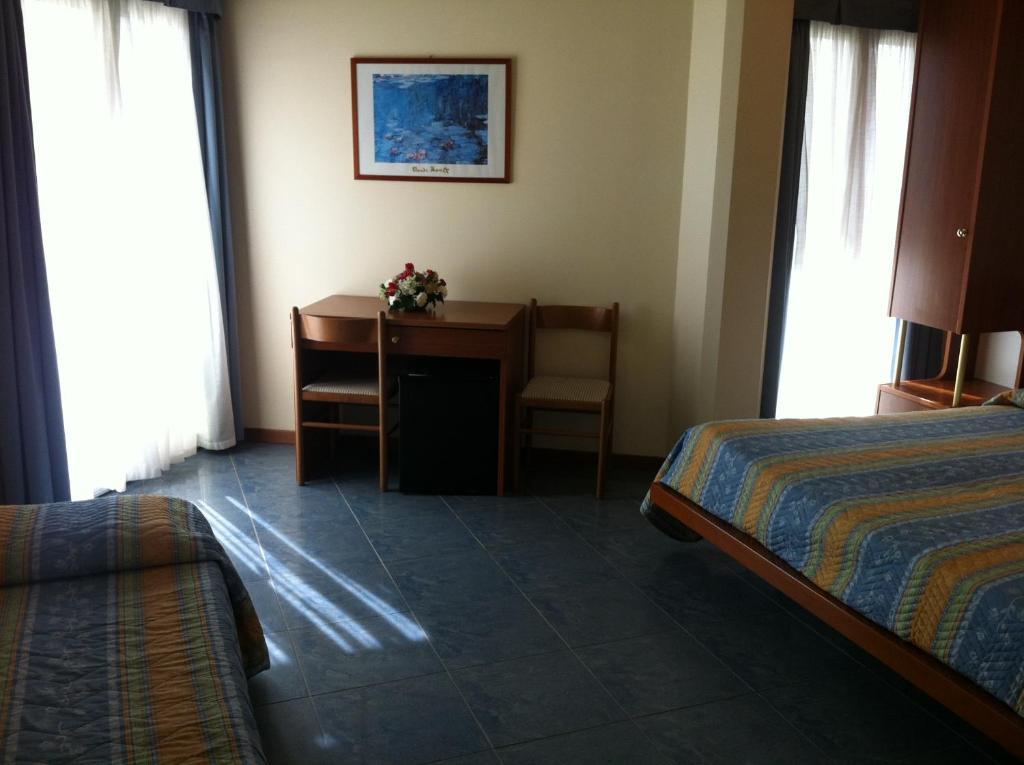 Hotel Gabbiano Porto San Giorgio Ruang foto