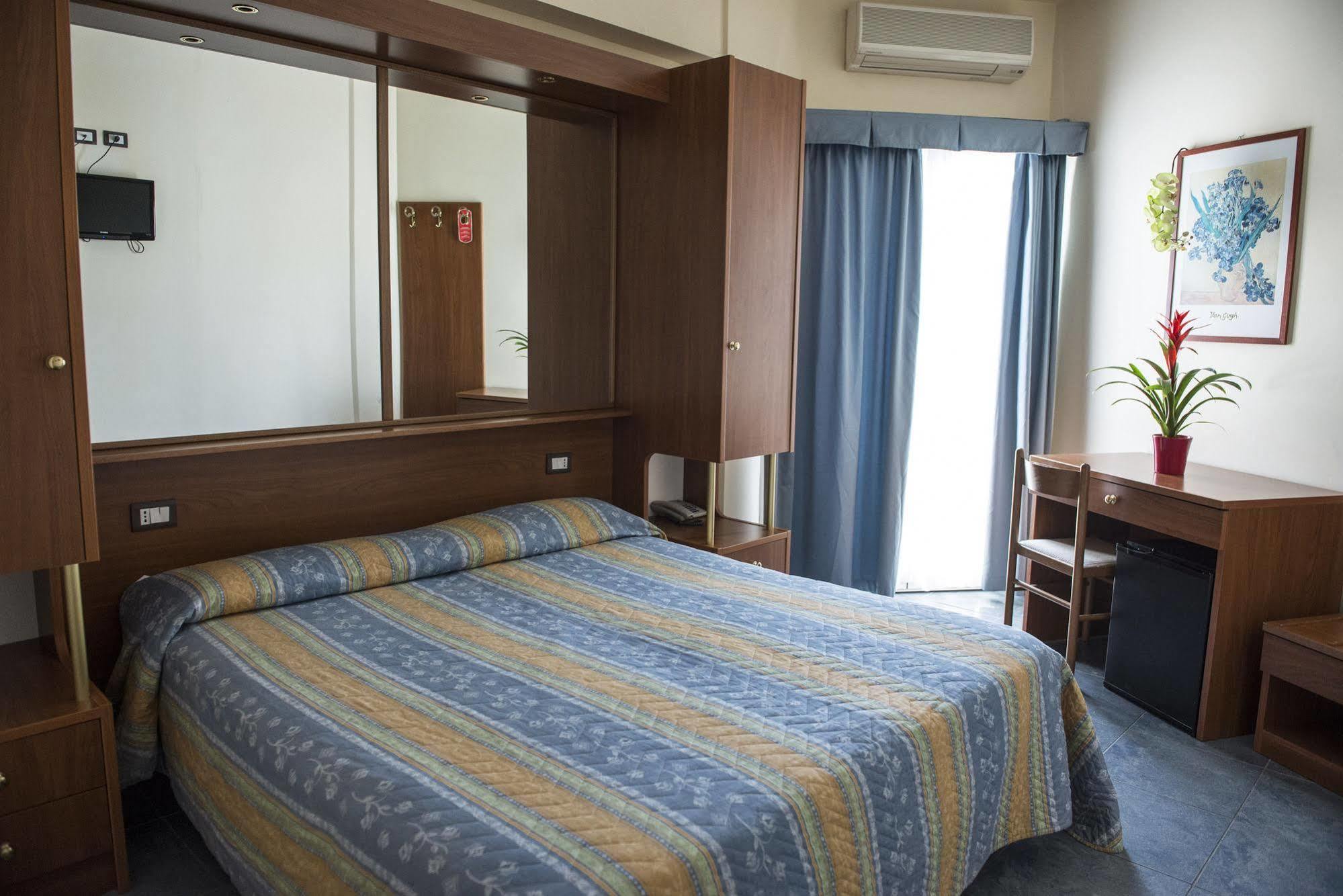 Hotel Gabbiano Porto San Giorgio Bagian luar foto