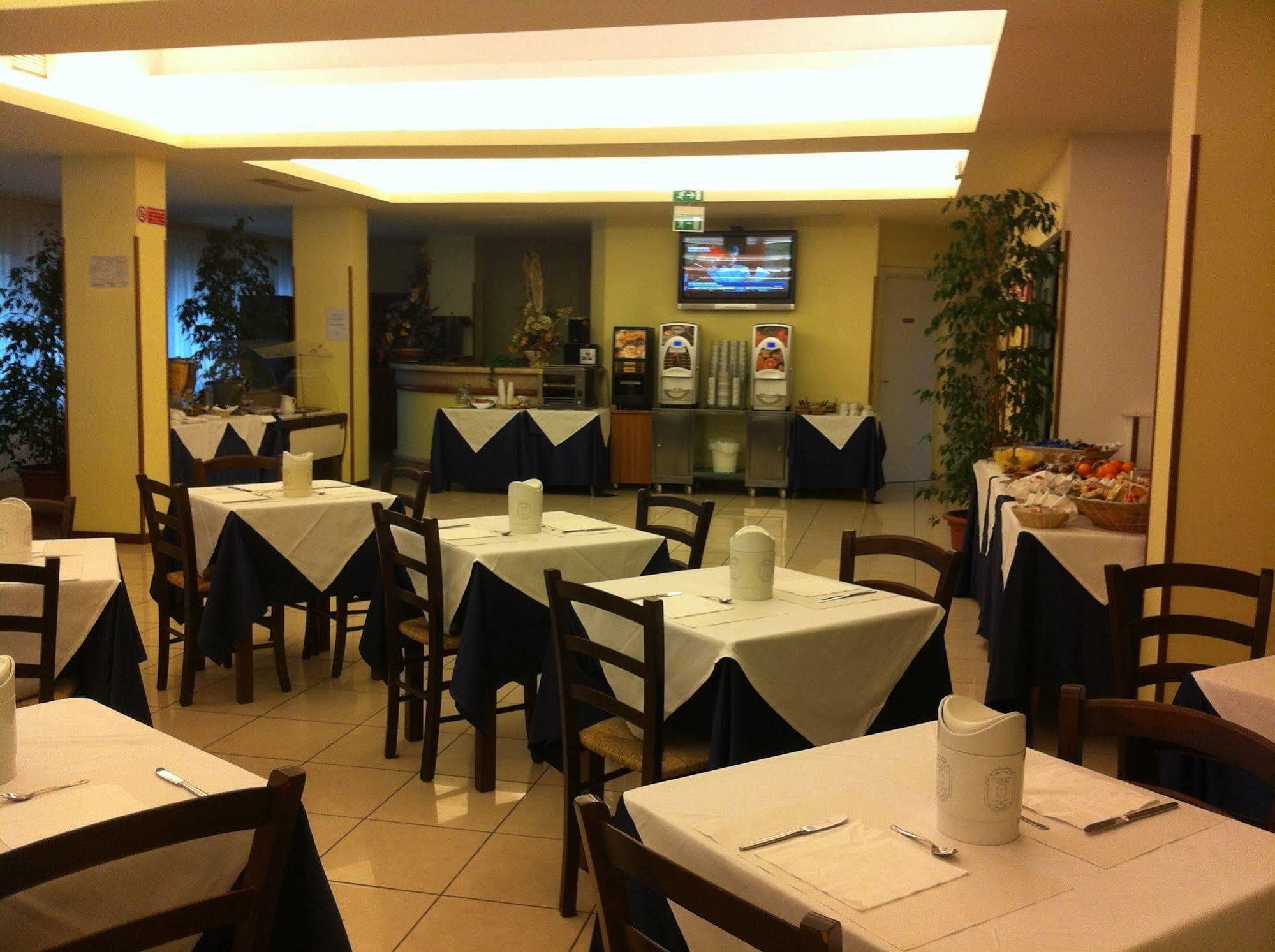 Hotel Gabbiano Porto San Giorgio Bagian luar foto