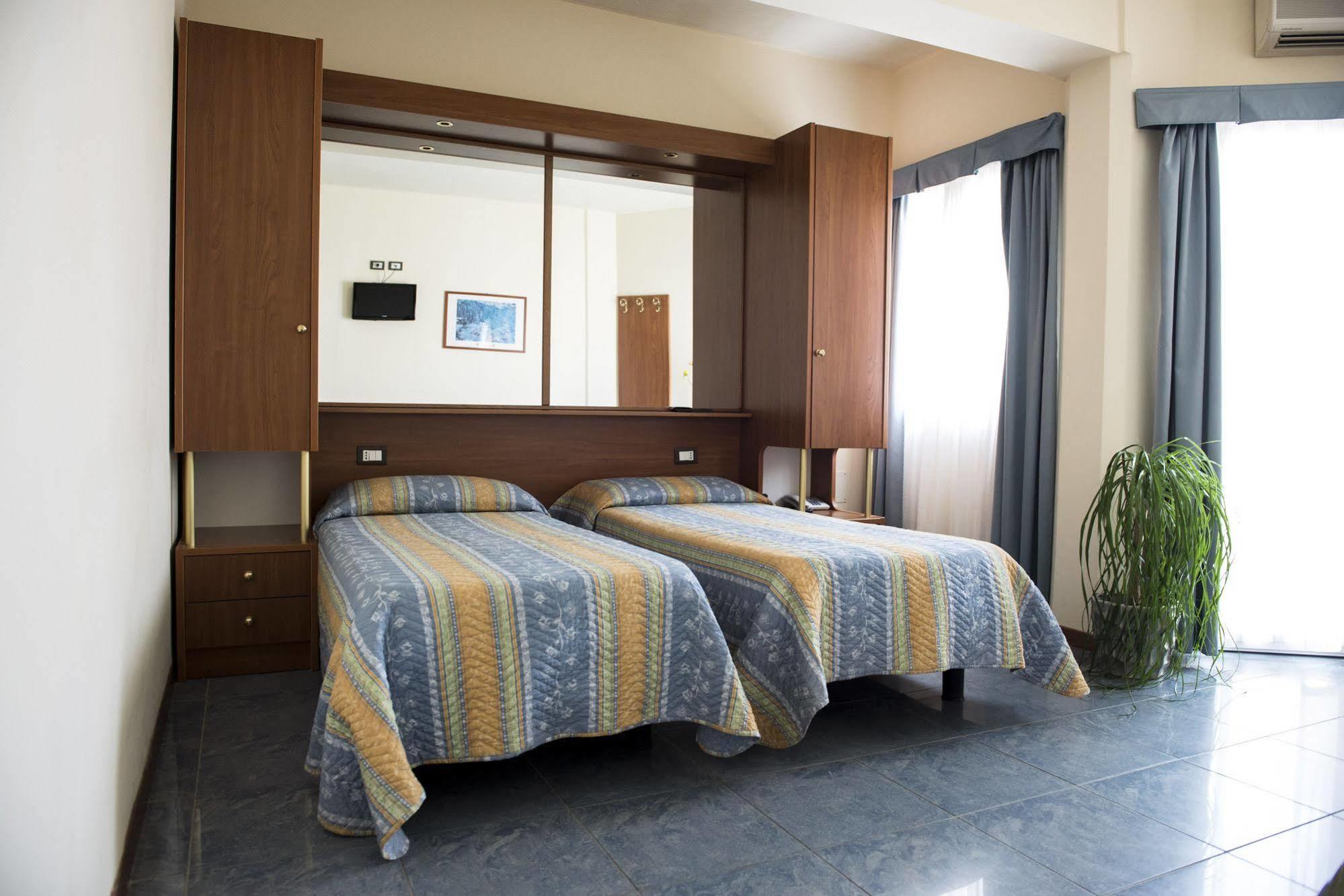 Hotel Gabbiano Porto San Giorgio Bagian luar foto