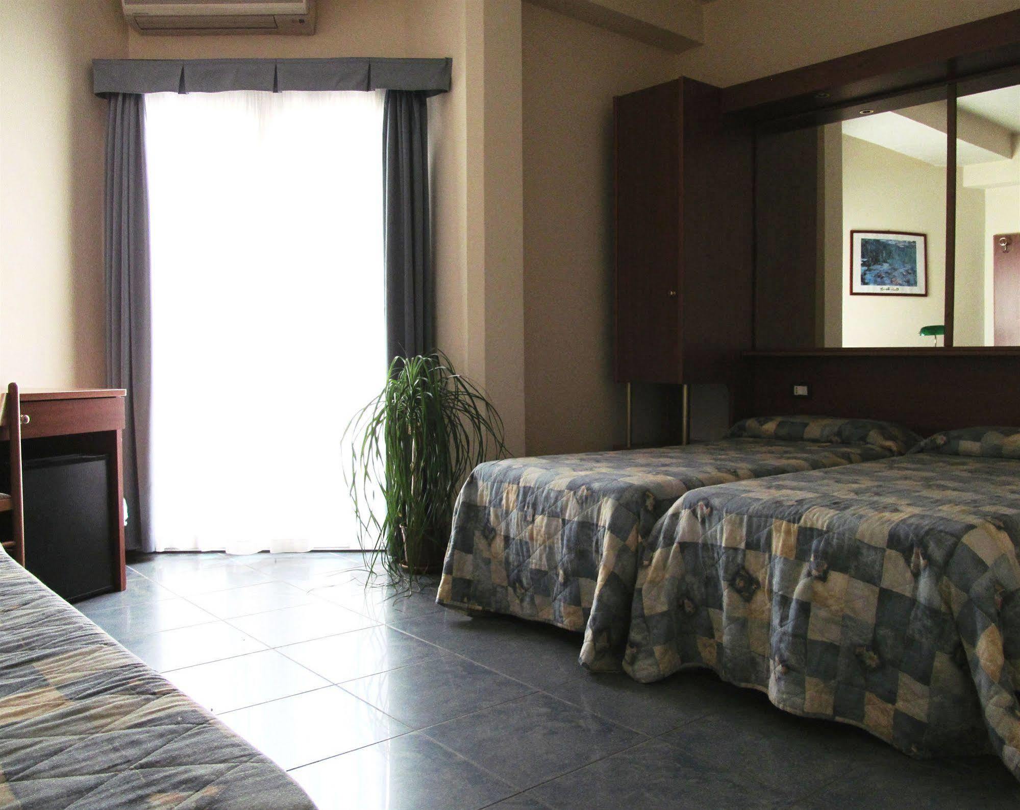 Hotel Gabbiano Porto San Giorgio Bagian luar foto