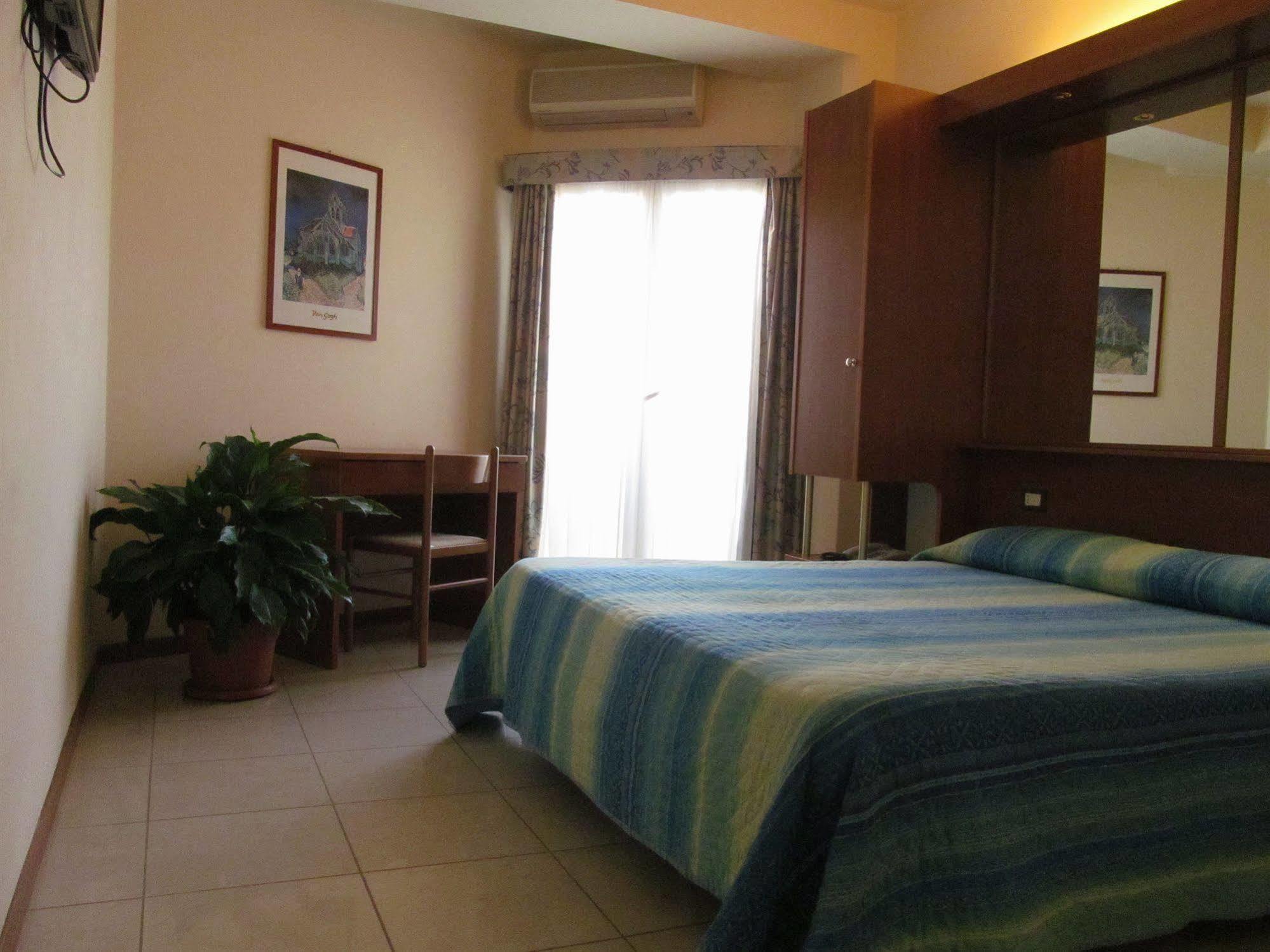 Hotel Gabbiano Porto San Giorgio Bagian luar foto