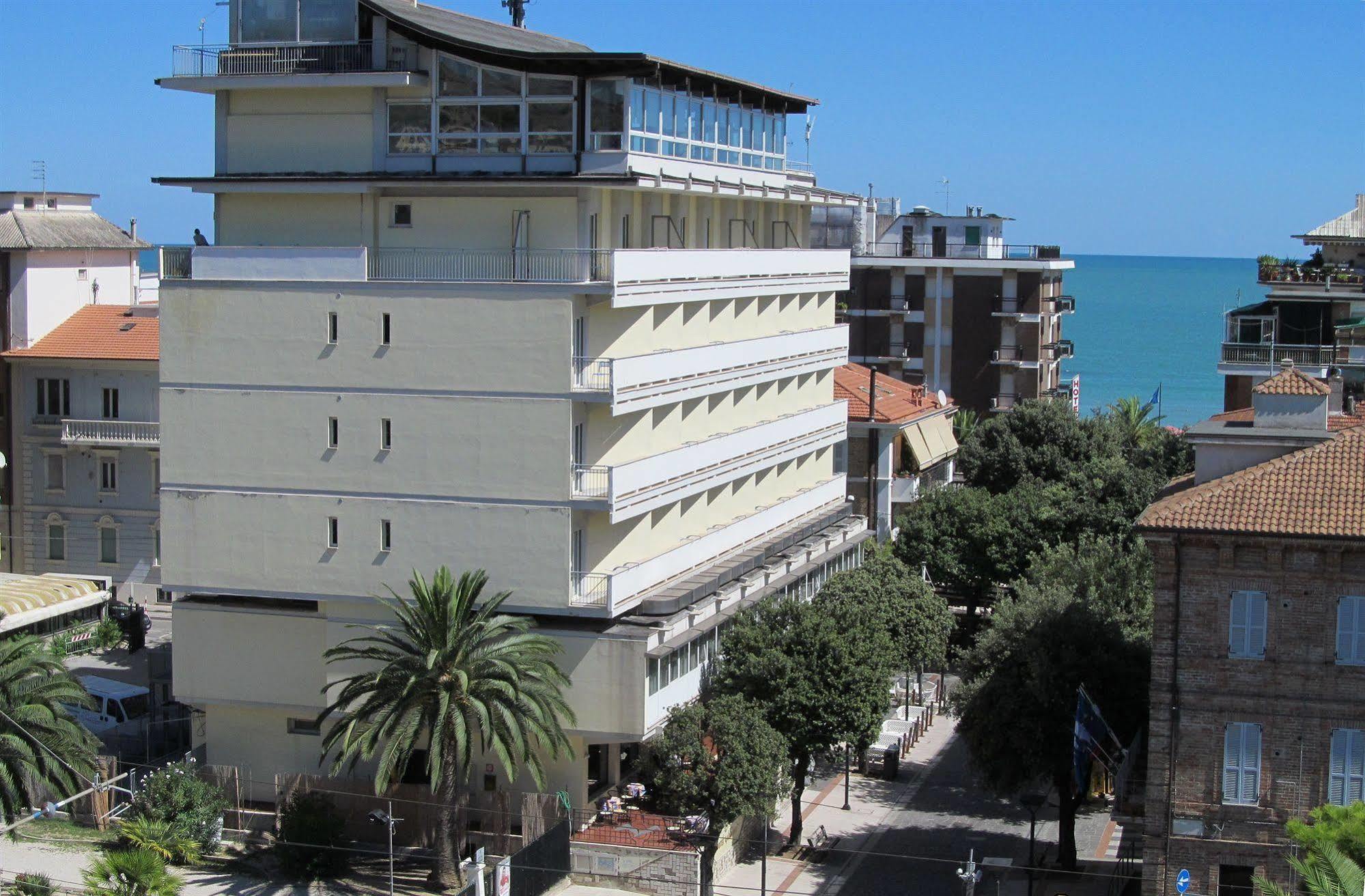 Hotel Gabbiano Porto San Giorgio Bagian luar foto